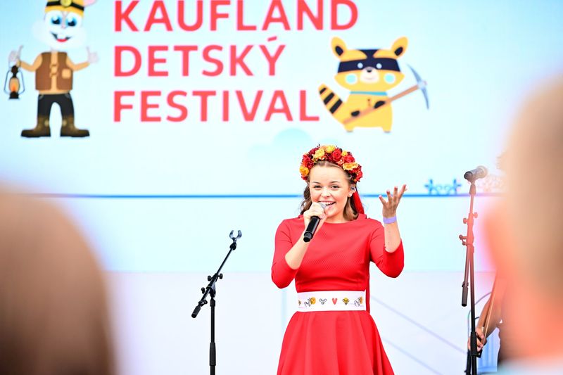 Lucia spieva na pódiu