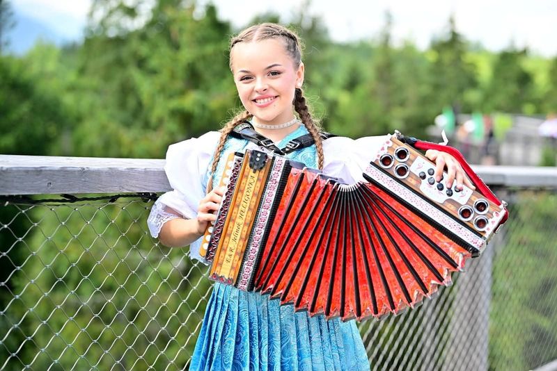 Lucia v modrom kroji s heligónkou